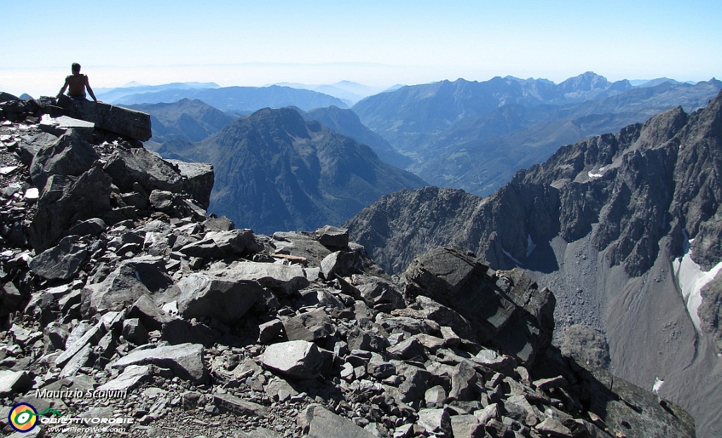 56 Meritato riposo sul più alto belvedere delle Orobie.JPG